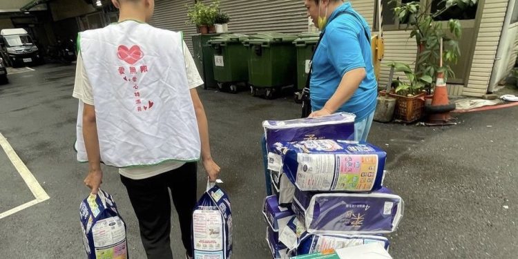 陳宇杰帶領「愛無限」團隊 親送物資強調「比捐款更有實質幫助」