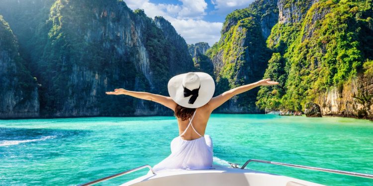 《虎哩普吉》年度話題海島王 看海景嗑龍蝦 每人一隻送到手軟