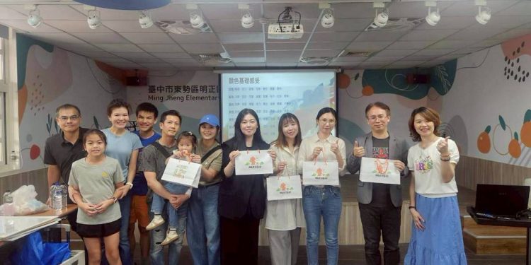 開藝設計何政熹總監走進偏鄉，與台中明正國小學童共繪夢想藍圖