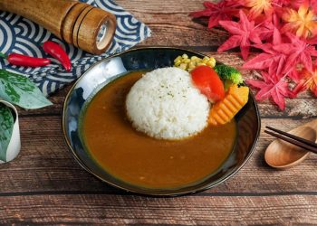 全新開幕的三多商圈人氣咖哩店 濃厚香氣成苓雅美食新選擇