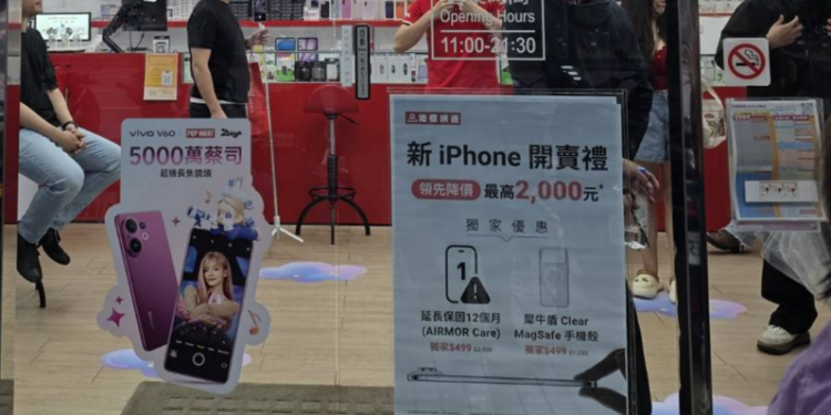 路人驚見Joeman下海賣手機！網笑瘋「奢華店員」「根本金秀賢！」