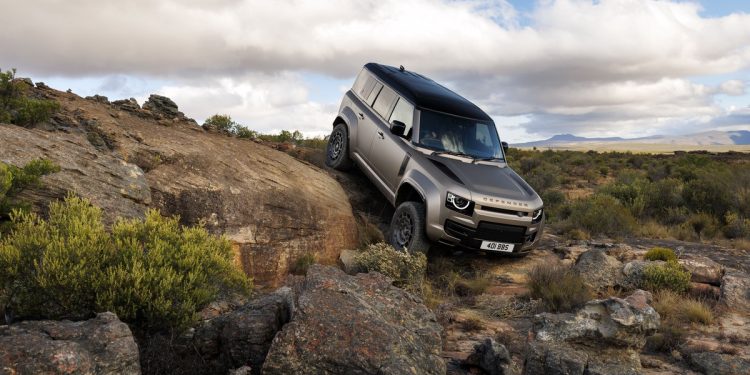 Defender經典車展南紡購物中心登場 最頂旗艦OCTA展間同步亮相!