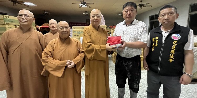 屏東佛教會送暖花蓮 百萬善款與物資直達災區