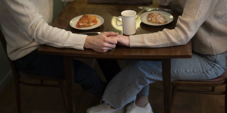 理工男約會點巨無霸漢堡給女生 網友：「不怕你吃 是怕你餓」