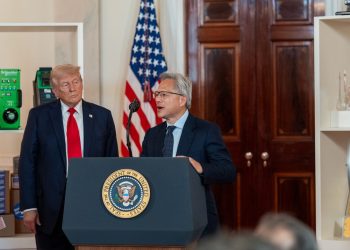 傳黃仁勳下週將隨川普訪英 輝達AI晶片出口中國備受關注