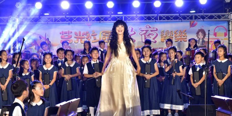 新北板橋莒光國小「秋夜饗樂」音樂會 藍色星星燈海點亮夜空!