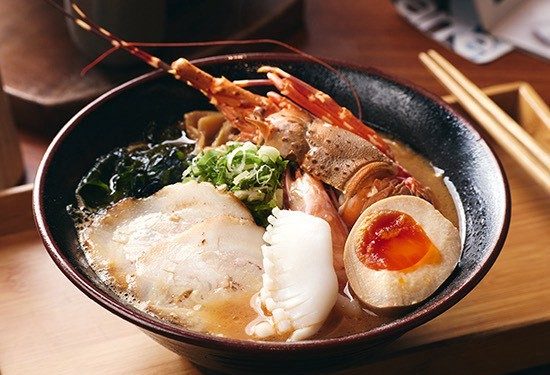 「日暮拉麵」進駐裕隆城  退役口譯官跨界開店  招牌龍蝦拉麵成葫州捷運站美食新亮點