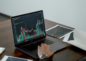 高股息不再最香！00945B年化配息7.9% 完勝台股三大高息ETF