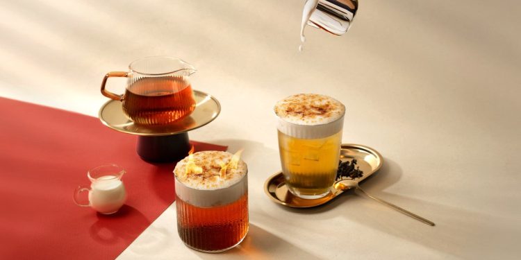 脆感升級！老賴茶棧烤糖奶蓋系列 10/1 全台開賣，「炙燒砂糖×奶蓋」獨創喝+咬雙重享受