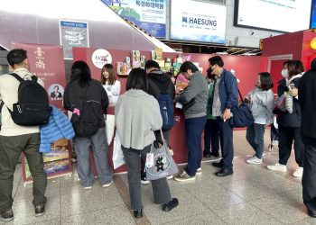 紅磚燈影傳遞台灣感性 臺南觀光魅力亮相首爾火車站