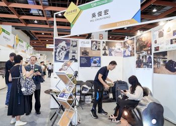 台灣產業鏈研發團隊打造軍工衣帽保型保養座 尖端軍工科技走入日常生活