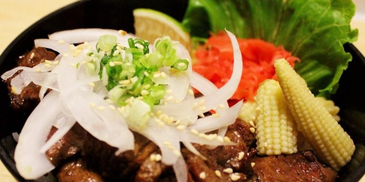 台中西區丼飯專賣店 一開蓋就噴香 炙燒香氣讓人秒餓