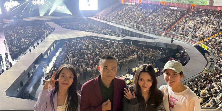 作家童榮地達成百場演唱會里程碑 攜手「電眼精靈」許玲玲見證華語樂壇演進