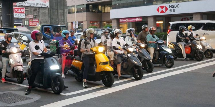 八成三民眾敲碗!跨世代、跨政黨要求政府更積極推動電動機車 民意呼喊:加碼多元補助、車廠共擔責任