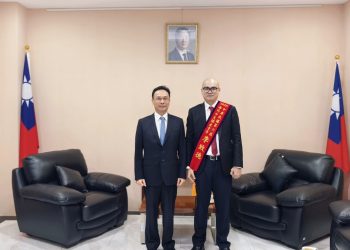 駐泰代表藍夏禮接見海外十傑李致德 期許深化台泰軟實力交流