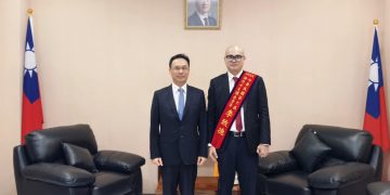 駐泰代表藍夏禮接見海外十傑李致德 期許深化台泰軟實力交流