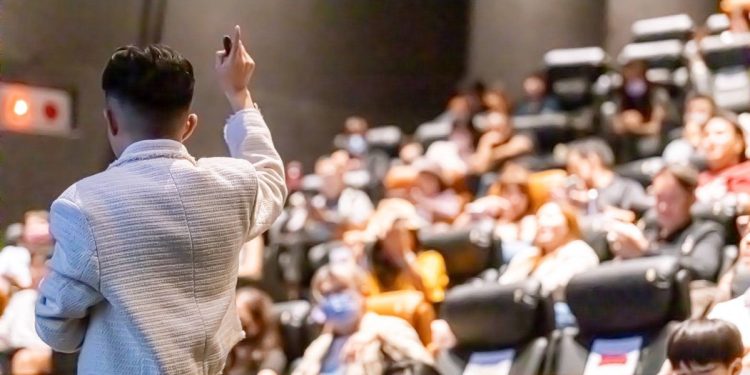 AI取代好萊塢?23歲創業家把電影院變成自媒體教室