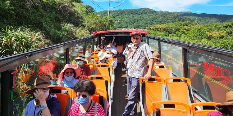追風逐海！金包里號敞篷景觀巴士啟航 帶你解鎖北海岸夕 陽絕美濱線