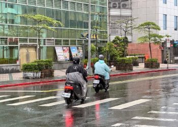 豪雨狂炸！C2C推極鋒雨衣限時優惠現省800元