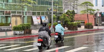 豪雨狂炸!C2C推極鋒雨衣限時優惠現省800元