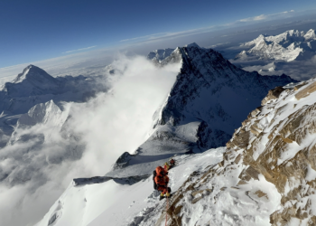 台灣女子攀登探險家 曾格爾新竹《星際畫展》11/1正式開幕 以攀登高峰的視角 用畫布揮灑探險的極限精神