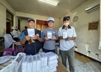 不僅「鏟子超人」亞瑟3C生活化身「3C超人」協助花蓮光復鄉贊助村長行動電源