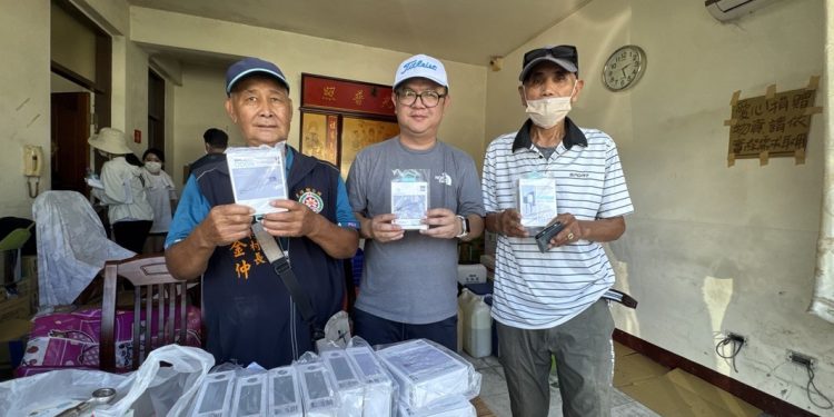 不僅「鏟子超人」亞瑟3C生活化身「3C超人」協助花蓮光復鄉贊助村長行動電源