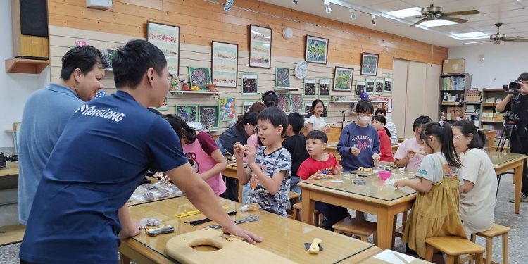 揚龍原木家具前進苗栗永興國小 以手作體驗陪伴偏鄉童探索創意