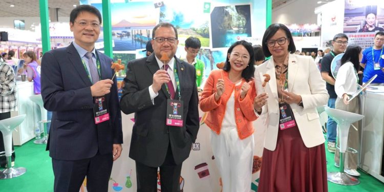 月月出團中美洲 潛入大藍洞、漫遊馬雅古城