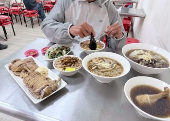 頭份平價美食推薦 苗栗知名鴨肉飯排隊名店慢熬甘甜香醇藥膳味