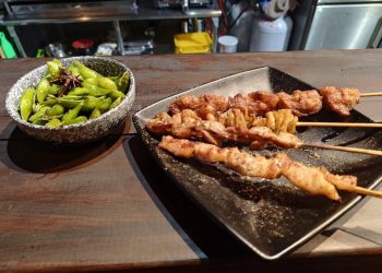 岡山深夜燒烤店推薦 鹽烤燒鳥配小酌 超愜意高雄宵夜聚餐新選擇