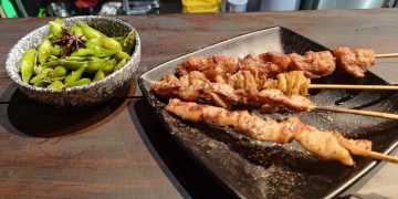 岡山深夜燒烤店推薦 鹽烤燒鳥配小酌 超愜意高雄宵夜聚餐新選擇