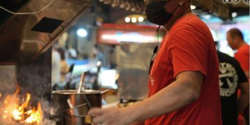 超熱門墾丁大街海鮮燒烤餐廳 現撈活蝦鮮味引爆饕客味蕾