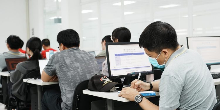 人人都是提示工程師 旭榮集團透過EgentHub打造傳產 AI 實戰示範廠