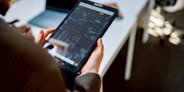 00981T 漲幅擊退高股息 債七股三先守後攻全球配置