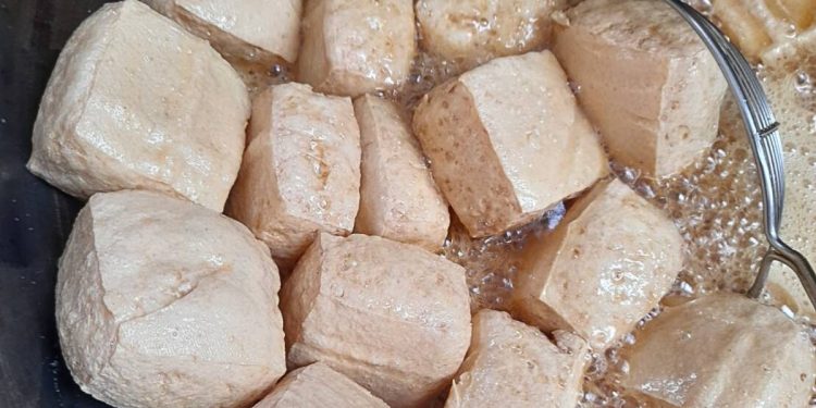 台東市建興路美食必吃!一塊塊香氣四溢的港式臭豆腐引人駐足