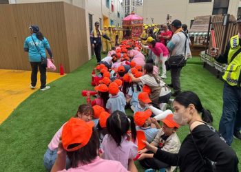 白沙屯媽最愛小孩！北上讚境沿途贈「紗布衣、小橘帽」與孩童結緣