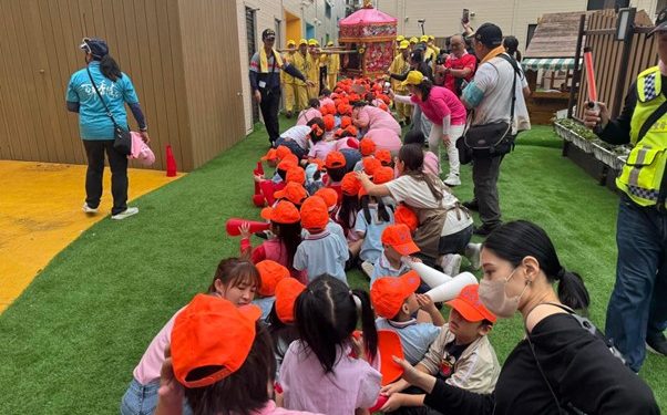 白沙屯媽最愛小孩!北上讚境沿途贈「紗布衣、小橘帽」與孩童結緣