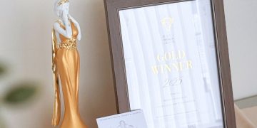 設計力躍上國際 三商美福李依玲店長榮獲「美國繆思設計獎」金獎