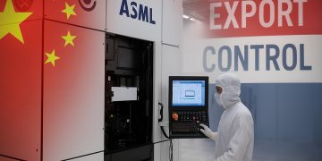 荷媒爆ASML與中國軍方關聯企業交易 晶片設備出口起爭議