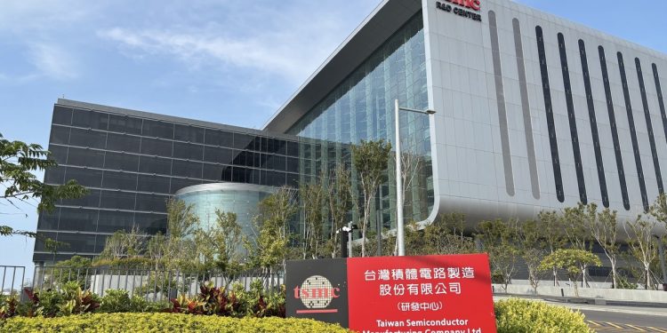 台積電先進封裝大爆單!加速擴產並啟動委外 弘塑、萬潤等設備鏈迎來新一波成長動能