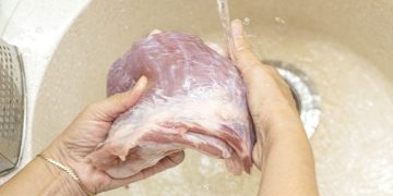 千萬別水洗生肉！醫示警水柱助菌噴發 恐致嚴重敗血症風險升高