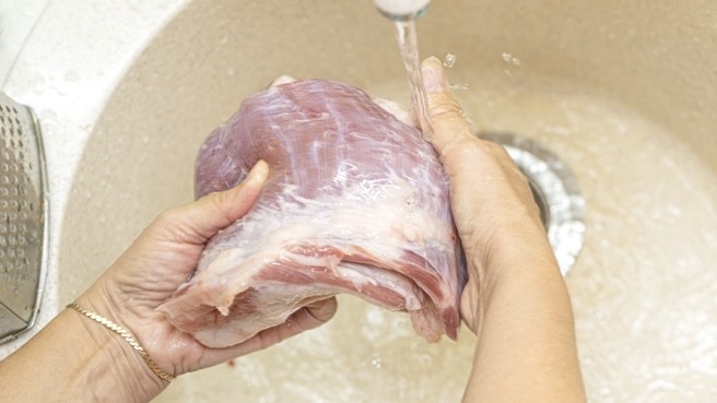 千萬別水洗生肉!醫示警水柱助菌噴發 恐致嚴重敗血症風險升高