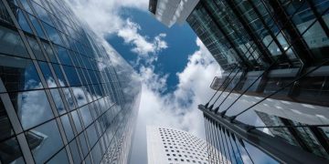 從汽車業務到信義區房仲首選 他用轉職人生打造信任與成交橋樑