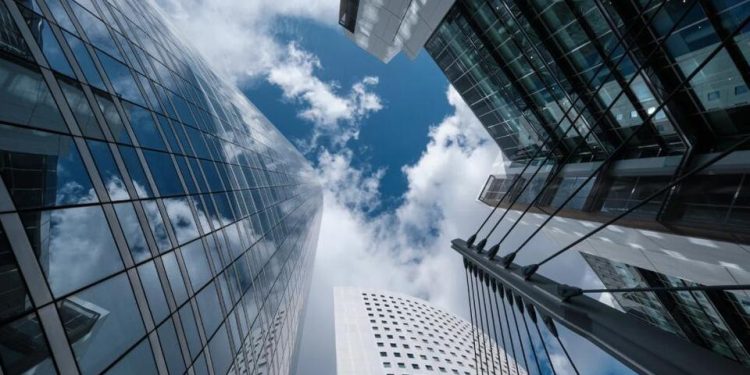 從汽車業務到信義區房仲首選 他用轉職人生打造信任與成交橋樑