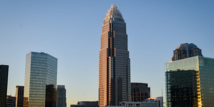 AI 換血大戰開打！美銀年賺百億美元「精簡 2000 名工程師」