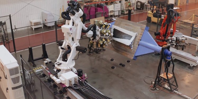 航太製造大洗牌！英國自動化巨擘 Loop Technology 插旗西雅圖 靠 AI 與機器人技術「收割」碳纖維商機