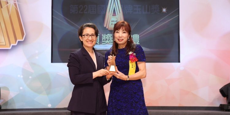 陪伴世代近半世紀 愛妮雅絲瓜露首參賽勇奪玉山獎