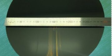 破產重整後絕地大反攻！Wolfspeed 震撼發表全球首支 12 吋碳化矽晶圓  劍指 AI 與次世代軍武市場