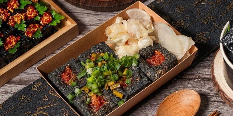 瑞豐夜市驚見神祕「黑色臭豆腐」！天然植物發酵外皮超嫩滑